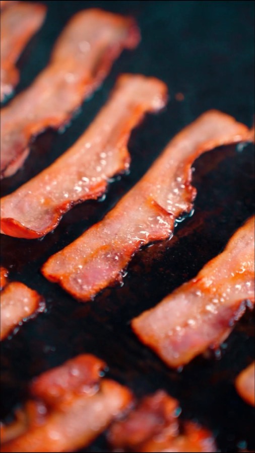 Fatias de bacon crocante na chapa