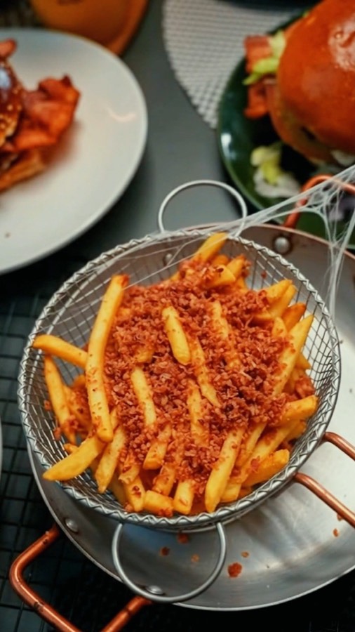 Batata frita crocante e hambúrgueres servidos na mesa