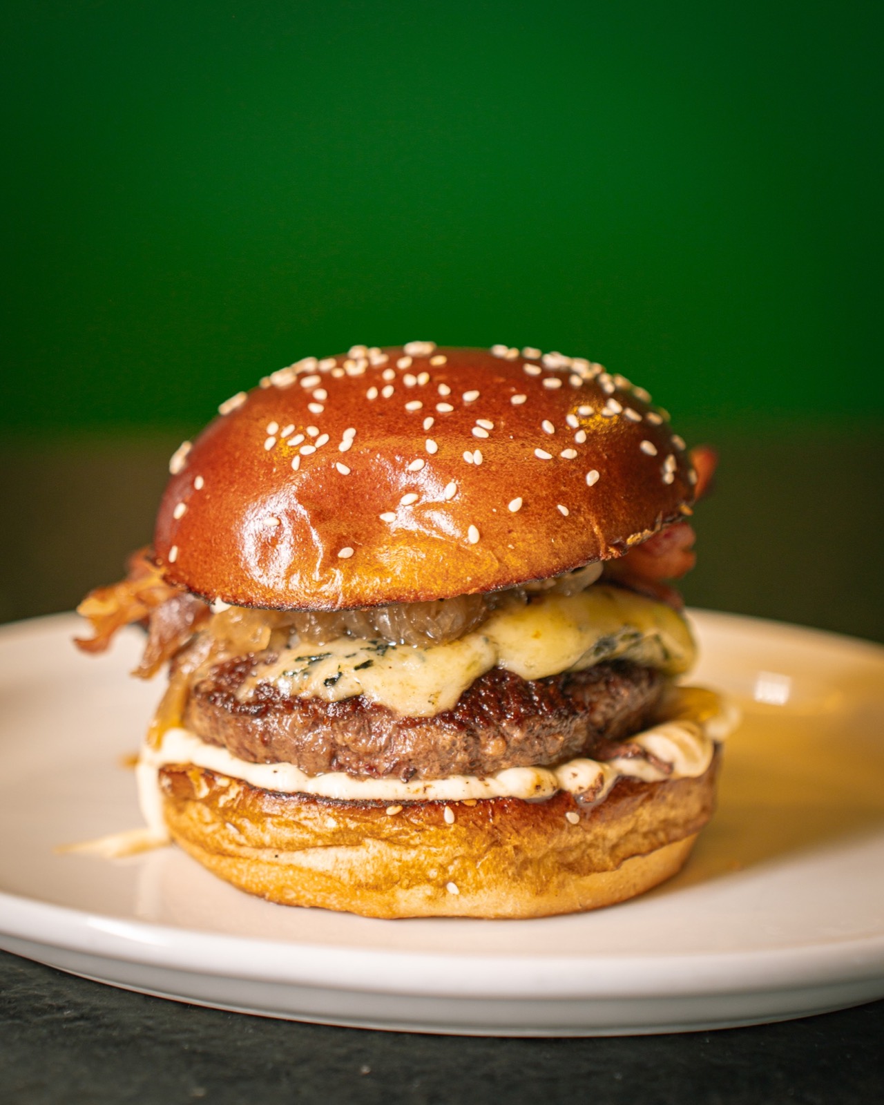 Hambúrguer artesanal do Floriano Burger com bacon e queijo